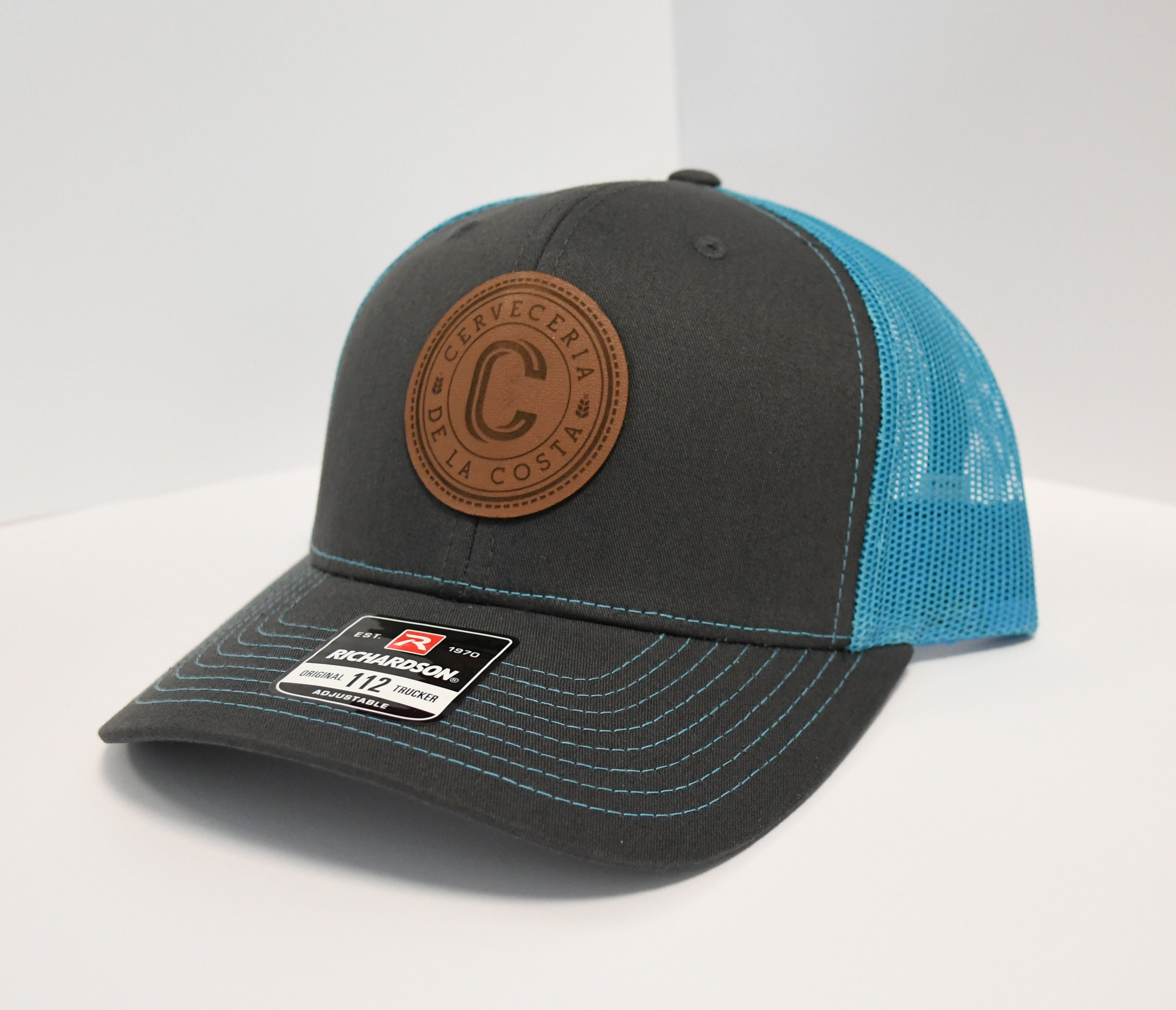 Gorra logo De la Costa piel